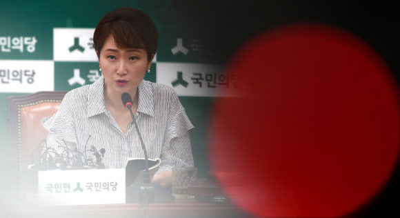 국민의당 이언주 원내수석부대표가 11일 오전 국회 원내대표실에서 열린 원내대책회의에서 자신의 파업노동자 발언 관련 입장을 밝히고 있다.  연합뉴스