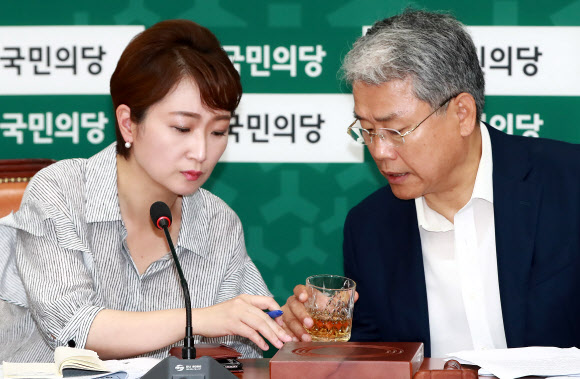 국민의당 김동철 원내대표(오른쪽)와 이언주 원내수석부대표가 11일 오전 국회 원내대표실에서 열린 원내대책회의에 참석해 논의하고 있다.  연합뉴스
