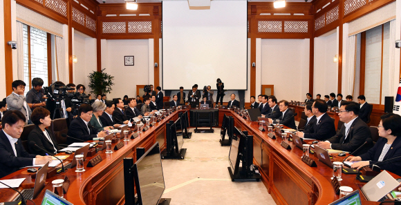 문재인 대통령이 11일 오전 청와대에서 국무회의를 주재하고 있다.  안주영 기자 jya@seoul.co.kr