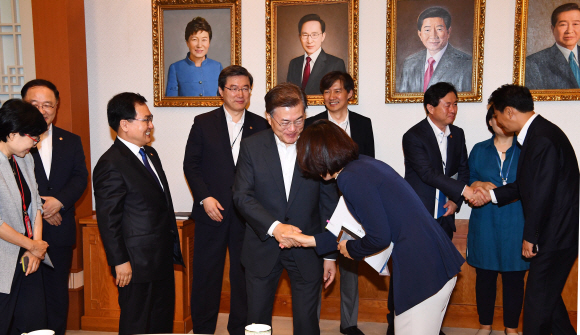 문재인 대통령이 11일 오전 청와대에서 열린 국무회의에서 국무위원들과 인사나누고 있다.  안주영 기자 jya@seoul.co.kr