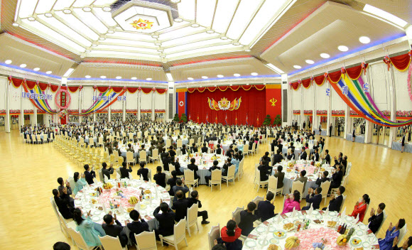 발사성공 자축 연회…김정은 부부 참석