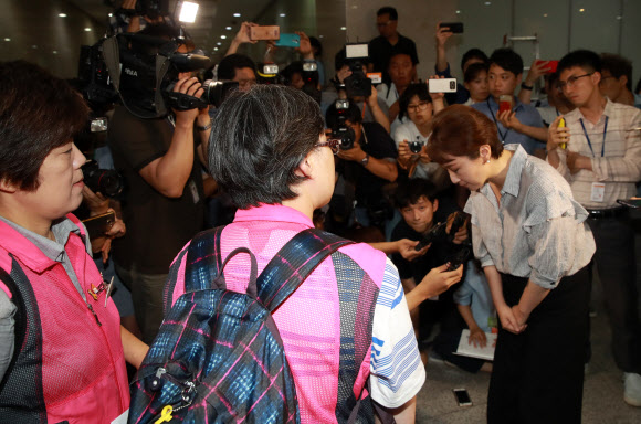 국민의당 이언주 원내수석부대표(오른쪽)가 11일 오후 국회 정론관 앞에서 자신의 파업노동자 발언 관련 당사자인 학교비정규직노조 관계자들을 만나 사과하고 있다.  연합뉴스