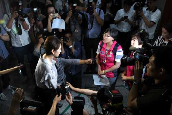 국민의당 이언주 원내수석부대표(왼쪽)가 11일 오후 국회 정론관 앞에서 파업노동자 발언 관련 당사자인 학교비정규직노조 관계자들에게 사과하고 있다.  연합뉴스