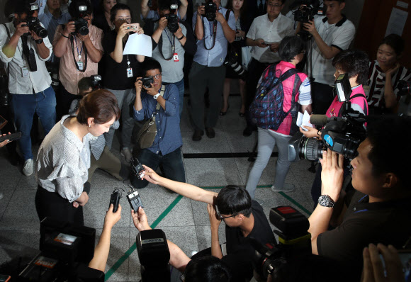 국민의당 이언주 원내수석부대표(왼쪽)가 11일 오후 국회 정론관 앞에서 파업노동자 발언 관련 당사자인 학교비정규직노조 관계자들에게 사과하고 있다.  연합뉴스