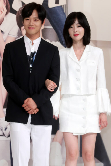 배우 한주완, 한선화가 11일 오후 서울 영등포구 타임스퀘어에서 열린 KBS 월화드라마 ’학교 2017’ 제작발표회에 참석하고 있다.     연합뉴스