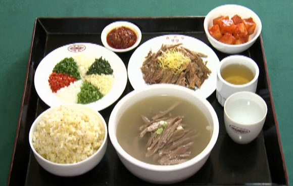 북한 보신탕 전문식당의 단고기(개고기) 한상차림