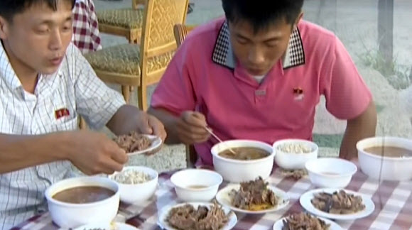 보신탕 즐기는 평양시민들