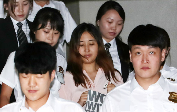 법원보안관리대에 둘러싸인 정유라