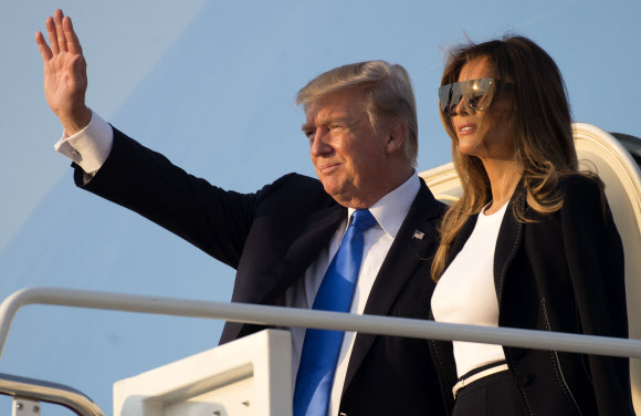 12일(현지시간) 도널드 트럼프 미국 대통령과 부인 멜라니아 여사가 파리에서 열리는 ‘바스티유 데이’ 기념행사에 참석하기 위해 앤드루스 공군기지에 도착해 전용기에 오르고 있다. AFP 연합뉴스