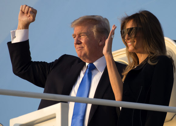 12일(현지시간) 도널드 트럼프 미국 대통령과 부인 멜라니아 여사가 파리에서 열리는 ‘바스티유 데이’ 기념행사에 참석하기 위해 앤드루스 공군기지에 도착해 전용기에 오르고 있다. AFP 연합뉴스