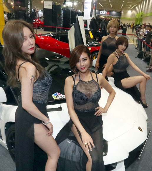 서울오토살롱 포즈 취하는 모델들
