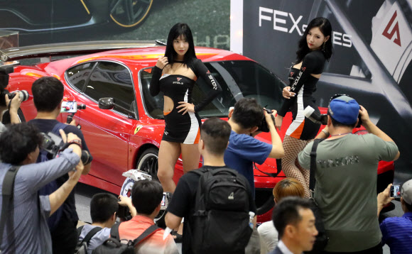 붐비는 서울오토살롱