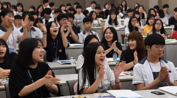 13일 서울 성동구 한양사이버대 사이버2관에서 열린 ‘제2회 고교생 꿈공장 캠프’에 참가한 특성화고 학생들이 선배들의 경험담을 들으며 즐거워하고 있다. 손형준 기자 boltagoo@seoul.co.kr