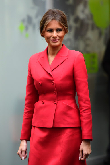 프랑스를 공식 방문중인 미국의 영부인 멜라니아 여사가 13일(현지시간) 파리 네케르 병원을 방문하고 있다. AFP 연합뉴스