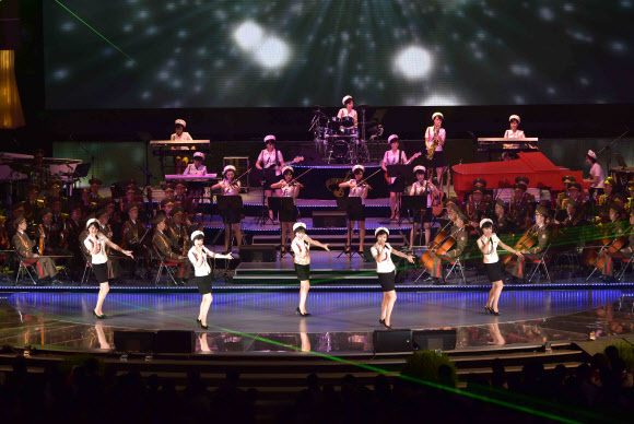 북한의 대륙간탄도미사일(ICBM)급 ’화성-14’ 미사일 시험발사 성공을 자축하는 음악과 무용 공연이 10일에서 12일까지 평양에서 열렸다고 13일 조선중앙통신이 보도했다.  연합뉴스