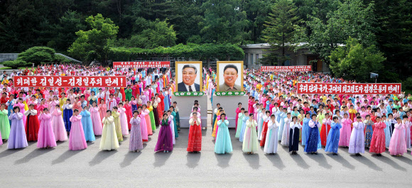 북한의 대륙간탄도미사일(ICBM)급 ’화성-14’ 미사일 시험발사 성공을 자축하는 여성연맹 경축모임이 10일 전승혁명사적관 교양마당에서 열렸다고 조선중앙통신이 13일 보도했다. 연합뉴스