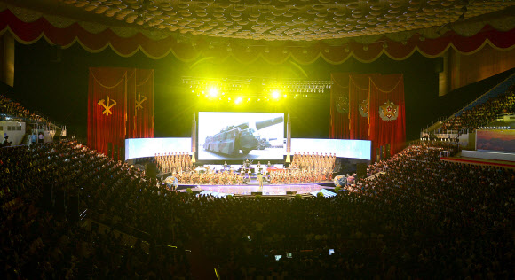 북한의 대륙간탄도미사일(ICBM)급 ’화성-14’ 미사일 시험발사 성공을 자축하는 음악과 무용 공연이 10일에서 12일까지 평양에서 열렸다고 13일 조선중앙통신이 보도했다. 연합뉴스