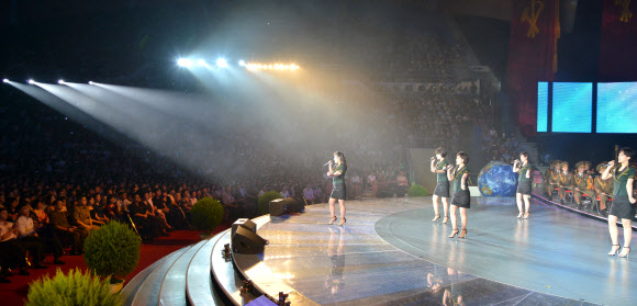 북한의 대륙간탄도미사일(ICBM)급 ’화성-14’ 미사일 시험발사 성공을 자축하는 음악과 무용 공연이 10일에서 12일까지 평양에서 열렸다고 13일 조선중앙통신이 보도했다.  연합뉴스