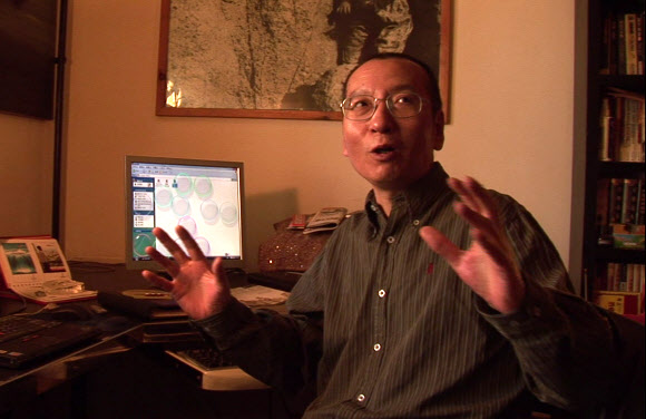중국의 인권운동가이자 노벨평화상 수상자인 류샤오보가 중국 정부에 체포되기 이틀 전인 2008년 12월 6일 베이징에서 인터뷰를 하고 있는 모습. 이 동영상은 탐사 전문 매체 팩트와이어에 의해 최근 공개됐다. 베이징 AFP 연합뉴스