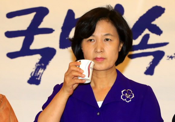 물 마시는 추미애 대표