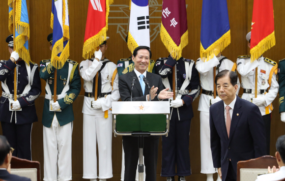 박수로 ‘환송’