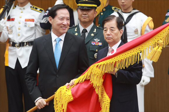 국방부기 이양받는 송영무 장관