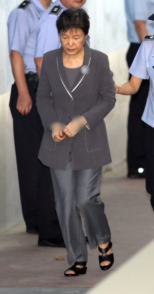 박근혜 전 대통령이 14일 36차 공판을 받기 위해 서초동 중앙서울지법에 출두하고 있다. 박윤슬 기자 seul@seoul.co.kr