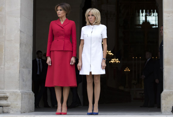 미국 대통령의 부인 멜라니아 여사(왼쪽)와 프랑스 영부인 브리짓 여사가 13일(현지시간) 나폴레옹의 묘역이 위치한 프랑스 파리 중심가 군사시설 앵발리드를 방문, 포즈를 취하고 있다. 프랑스의 대표적 패션 브랜드 크리스챤 디올 제품인 붉은 색 투피스 정장을 입고 같은 색의 하이힐을 선택한 멜라니아와 프랑스 패션의 양대산맥을 이루는 루이뷔통의 흰색 미니원피스에 파란색 하이힐로 마무리한 브리짓을 목격한 시민들은 색상대비가 너무 좋다며 두 사람의 패션센스에 감탄했다. 프랑스 언론은 멜라니아를 존 F. 케네디 전 미국 대통령의 부인이자 패셔니스타로 유명했던 재클린 여사와 비교하며 찬사를 보냈다. AP 연합뉴스