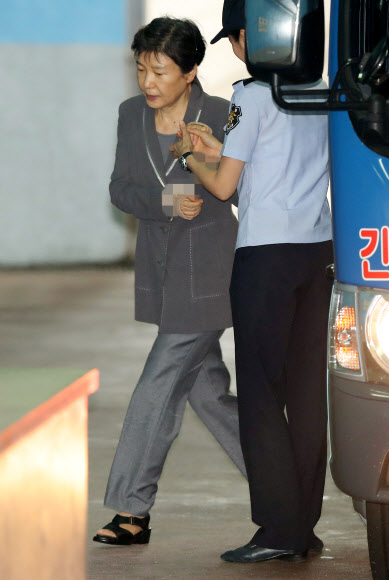 박근혜 부축받으며 법정으로