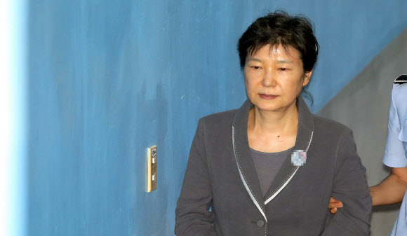 다시 법정 향하는 박근혜