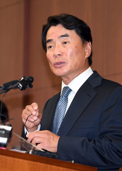 자신의 차를 모는 운전기사에 상습 폭언을 일삼은 것으로 드러난 이장한 종근당 회장이   14일 서울 충정로 본사 대강당에서 사과문을 읽고 있다. 2017.7.14 정연호 기자 tpgod@seoul.co.kr