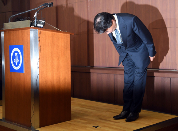 자신의 차를 모는 운전기사에 상습 폭언을 일삼은 것으로 드러난 이장한 종근당 회장이 공식 사과문을 발표하기 위해 14일 서울 충정로 본사 대강당에서 들어서 인사를 하고 있다. 2017.7.14 정연호 기자 tpgod@seoul.co.kr