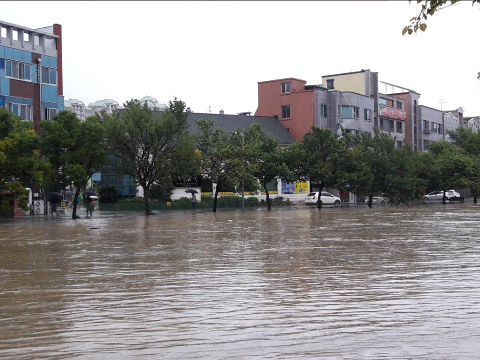 집중호우가 쏟아진 16일 오전 청주시 일대가 물에 잠겨있다. 사진=청주시 트위터