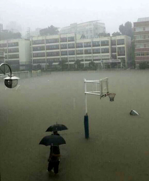 물에 잠긴 고등학교 교실