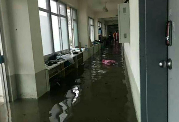 물에 잠긴 고등학교 교실