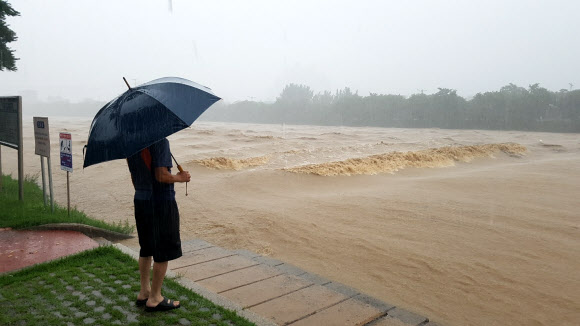 무심천 일부구간 위험수위…주민 대피명령