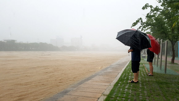 무심천 일부구간 위험수위…주민 대피명령