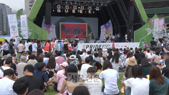 15일 서울광장을 가득 메운 퀴어축제 참가자들. 김형우 기자 hwkim@seoul.co.kr