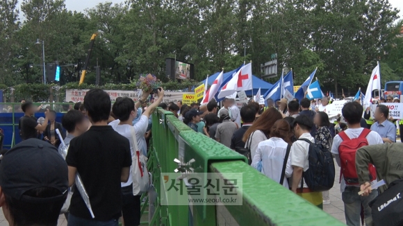 퀴어축제 참가자들과 기독교 단체. 김형우 기자 hwkim@seoul.co.kr