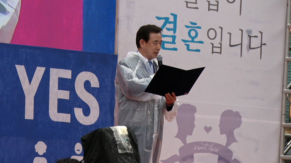 ‘퀴어축제’가 열리는 서울광장 맞은편 대한문 앞에서는 개신교 단체가 주최하는 맞불집회 성격의 기도회가 열렸다. 김형우 기자 hwkim@seoul.co.kr