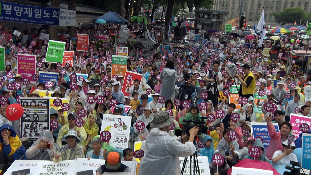‘퀴어축제’가 열리는 서울광장 맞은편 대한문 앞에서는 개신교 단체가 주최하는 맞불집회 성격의 기도회가 열렸다. 김형우 기자 hwkim@seoul.co.kr