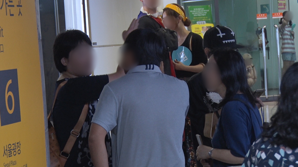 양측 참가자들이 만나는 지하철 통로에서는 일부 마찰이 빚어지기도 했다. 김형우 기자 hwkim@seoul.co.kr