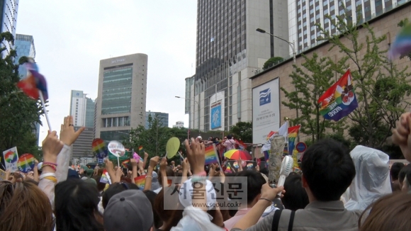 15일 서울 도심서 펼쳐진 퀴어 퍼레이드. 김형우 기자 hwkim@seoul.co.kr