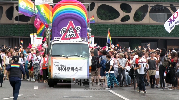 15일 서울 도심서 펼쳐진 퀴어 퍼레이드. 김형우 기자 hwkim@seoul.co.kr