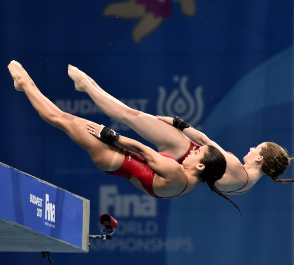 16일(현지시간) 헝가리 부다페스트의 두나아레나에서 열린 2017 세계수영선수권대회에서 캐나다 선수들이 다이빙 여자 10ｍ 싱크로 플랫폼 경기를 펼치고 있다. AP 연합뉴스