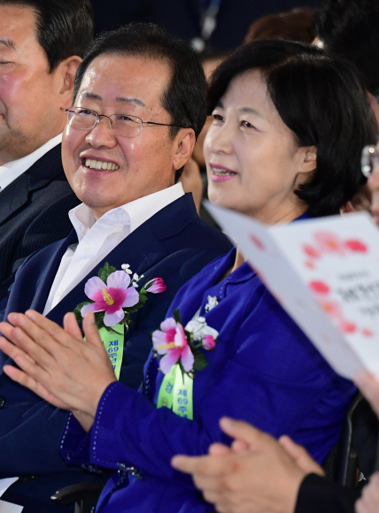 자유한국당 홍준표 대표가 17일 국회에서 열린 제69주년 제헌절 경축식에서 더불어민주당 추미애 대표와 이야기를 나누고 있다.  이종원 선임기자 jongwon@seoul.co.kr