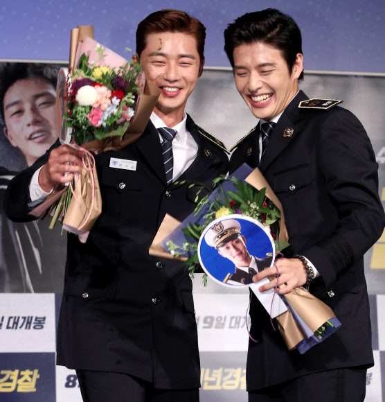 박서준-강하늘, 꽃을 든 남자들