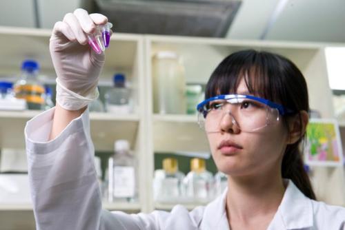 한 연구원이 신약 개발을 위한 실험에 열중하고 있다.