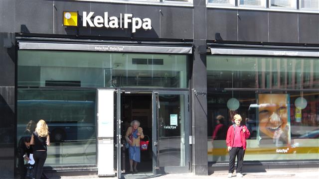 핀란드 헬싱키의 중심가인 캄피 버스터미널 인근에 위치한 사회보험공사(KELA) 사무실에는 항상 각종 수당을 신청하려는 사람들로 붐빈다.