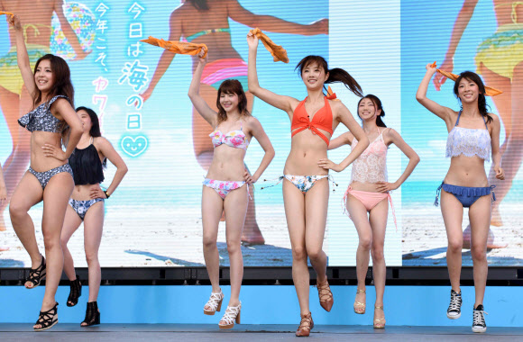 17일(현지시간) 일본 도쿄에서 비키니 차림의 모델들이 플래쉬몹 댄스를 펼치고 있다. AFP 연합뉴스